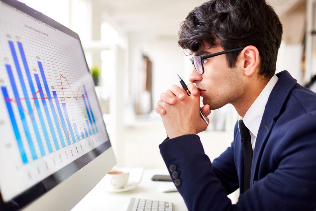 Análisis Financiero: qué es, para qué sirve y cómo aplicarlo en tu empresa analista realizando un analisis financiero